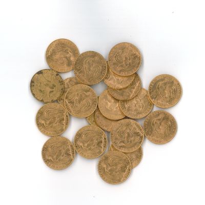 une pile de pièces d'or sur une surface blanche