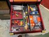 une boîte à outils rouge contenant de nombreux outils différents