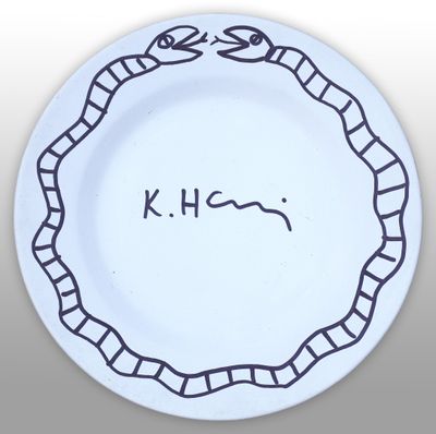 une assiette blanche sur laquelle est dessiné un serpent
