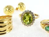 trois bagues et une bague ornée d'une pierre verte sur un fond blanc