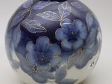 un vase bleu et blanc orné de fleurs bleues