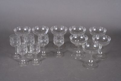 huit verres à vin alignés sur une table
