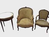 deux chaises et une table au plateau en verre, sur fond blanc