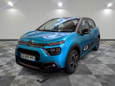 une citrole bleue garee sur le sol en damier d'un garage