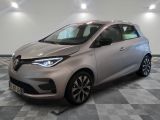 une voiture argentée garée dans une pièce au sol en damier