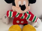 peluche Mickey Mouse portant un pull rayé rouge et vert