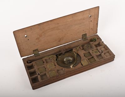 une vieille boîte en bois contenant une horloge