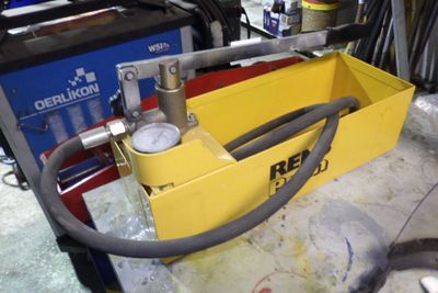 une boîte jaune à laquelle est raccordé un tuyau