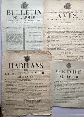 Plusieurs vieux papiers sont posés les uns à côté des autres sur une table.