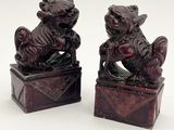 paire de figurines chinoises sculptées représentant un lion et un tigre