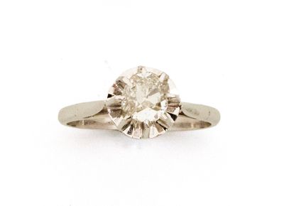 gros plan d'une bague en diamant sur une surface blanche