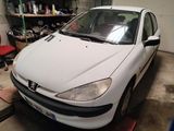 une photo d'une voiture blanche dans un garage