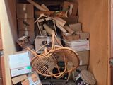 une pièce où se trouvent de nombreux cartons et un ventilateur