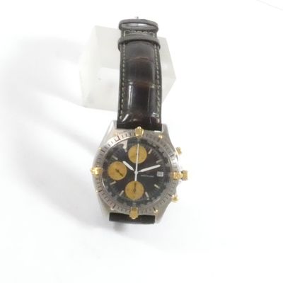 une montre posée sur une table
