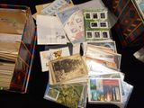 tout un tas de cartes et de cartes postales posées sur une table