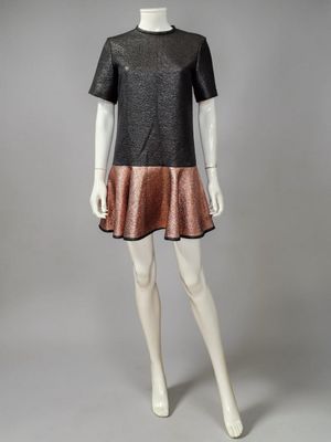 un mannequin portant une robe noire et cuivrée