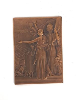 une plaque en bronze représentant une femme et un homme sur une scène