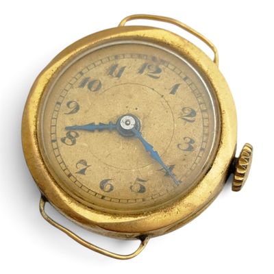 une montre de poche en or avec une trotteuse bleue