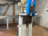 une machine posée sur une palette dans une pièce