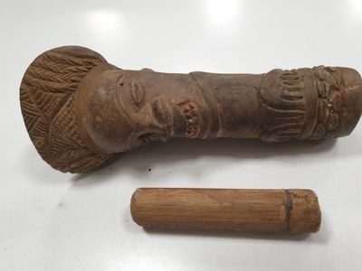 Sujet africain : sculpture en bois. Figurant : Un PILON à tê…
