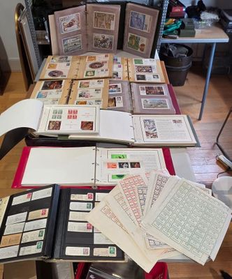 une table sur laquelle sont posés de nombreux livres et papiers