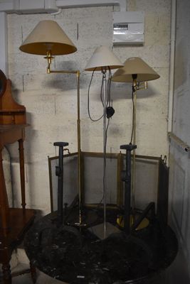 deux lampes posées sur une table dans une pièce