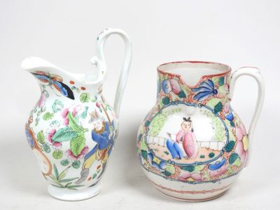 deux vases posés l'un à côté de l'autre sur une table