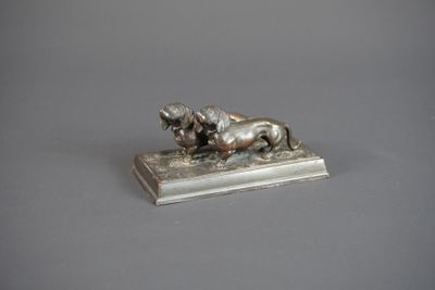 statue d'un lion posée sur un socle, sur une surface grise