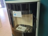 une photo d'une vitrine en verre fixée au mur dans une pièce