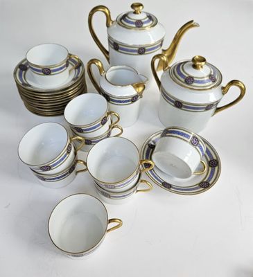 un grand nombre de tasses et de soucoupes posées sur une table
