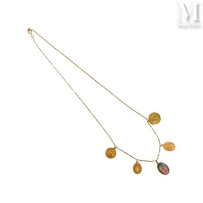 gros plan d'un collier sur fond blanc