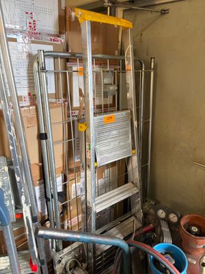 une photo d'une pièce dans laquelle se trouvent de nombreux objets