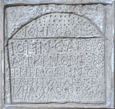 un gros plan d'une plaque en pierre sur laquelle figurent des inscriptions