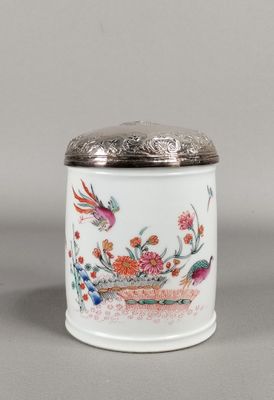 un gros plan d'un vase orné d'un oiseau et de fleurs