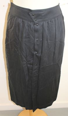 un gros plan d'une jupe noire sur un mannequin
