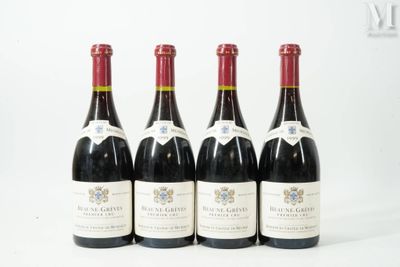 six bouteilles de vin sont alignées sur une surface blanche