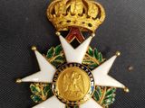 Gros plan sur une médaille surmontée d'une couronne