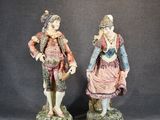 deux figurines d'un homme et d'une femme debout l'un à côté de l'autre