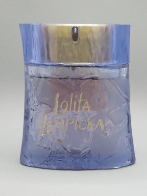 une image représentant un bougeoir en verre bleu sur lequel est apposée une étiquette