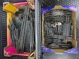 deux boîtes de rails de train posées sur une table en métal