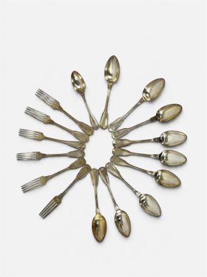 plusieurs cuillères et cuillères à soupe disposées en cercle