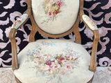 un gros plan d'une chaise ornée d'un motif floral