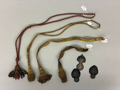un ensemble de cinq types différents de pompons sur un fond blanc