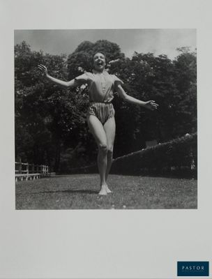 photographie en noir et blanc d'une femme en maillot de bain en train de sauter en l'air
