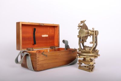 une petite boîte en bois contenant un objet en laiton
