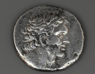 une vieille pièce d'argent sur laquelle est représentée la tête d'un homme