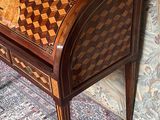un bureau en bois orné d'un motif à carreaux