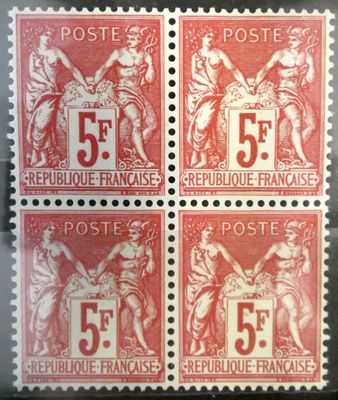 quatre timbres-poste différents arborant l'emblème de l'Empire français