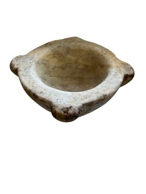 un petit bol posé sur une table