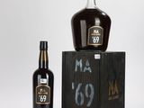 une image représentant une bouteille et une bouteille de vin posées sur une table